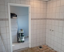 Renovering af badeværelse med bl.a. microcement og netpuds udenpå fliser.