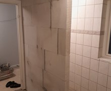 Renovering af badeværelse med bl.a. microcement og netpuds udenpå fliser.
