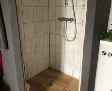 Microcement i badeværelse i Odense (før billede)