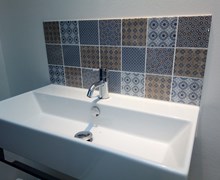 Mønstrede fliser over håndvask i Fredericia