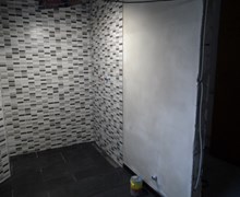 ​​Flisearbejde og tyndpudsning af vægge i forbindelse med nyt badeværelse i Brenderup.