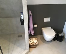Microcement i 1. sals badeværelse i Odense