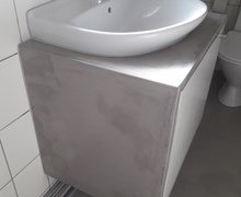 Renovering af badeværelse med microcement.