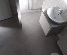 Renovering af badeværelse med microcement.