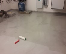 Renovering af gulv i vandværk med microcement.