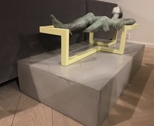 Microcement sokkel til bronze skulptur af Pere Sala