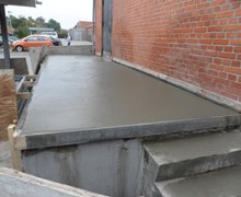 Støbning af ny betonrampe i Tommerup.